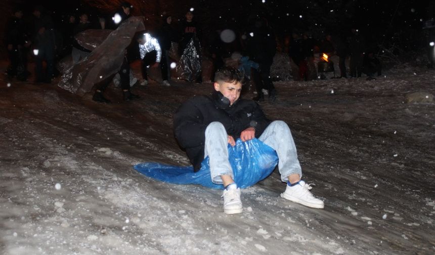 Çocuklar rampa yolu kayak pistine çevirdi