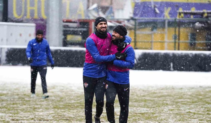 Eyüpspor, Beşiktaş hazırlıklarını kar altında sürdürdü