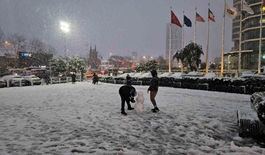 İstanbullular kar yağışının keyfini çıkardı