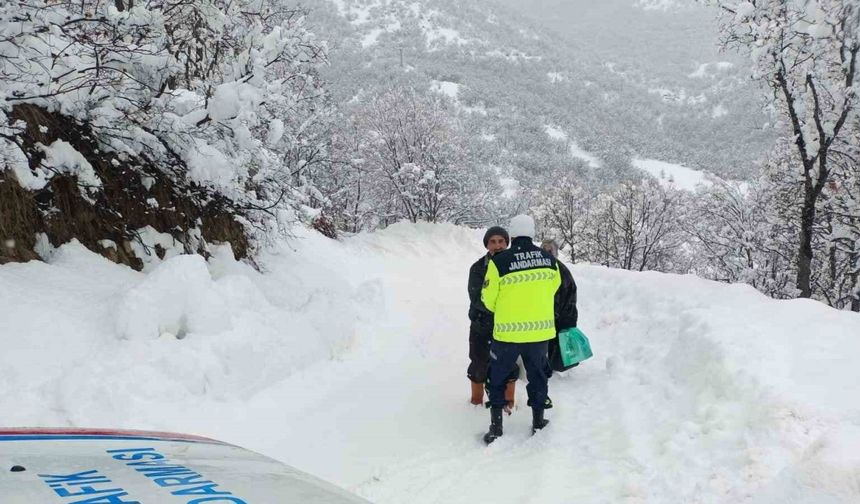 Kar nedeniyle hastaneye giden vatandaşa jandarma desteği