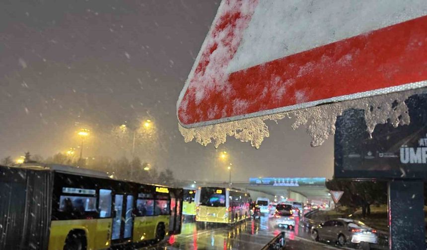 Kar yağışı İstanbul trafiği felç etti