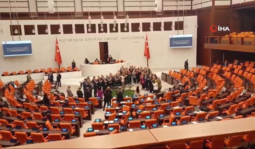 CHP milletvekilleri İmamoğlu için kürsüyü işgal etti