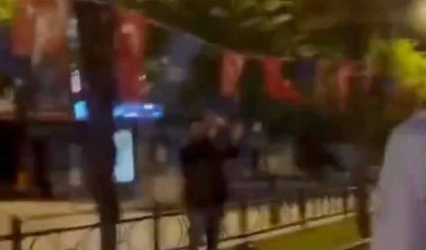 Bursa’da Türk bayrağını yakmaya çalışan kişiye vatandaş müdahale etti