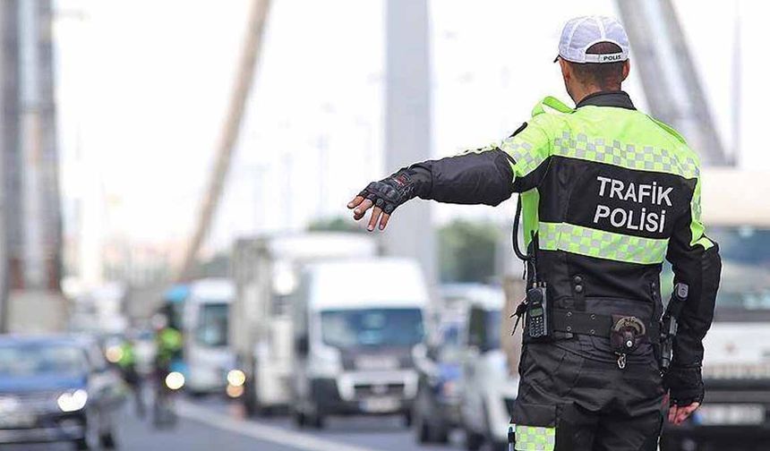 Trafikte telefonla konuşan sürücülere kademeli para cezası