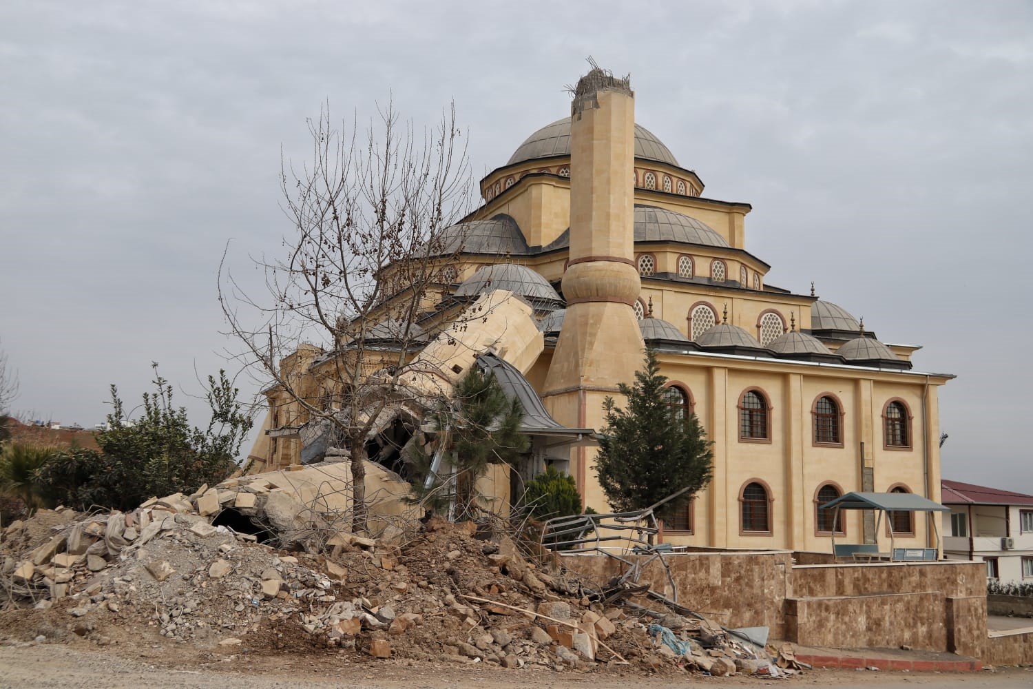 Kahramanmaraş depreminde yıkılan tarihi mekanlar görüntülendi